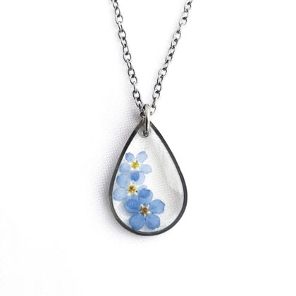 Naszyjnik kropla trzy niezapominajki w żywicy