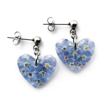 Kolczyki serce kwiaty niezapominajki z zieloną folią w żywicy