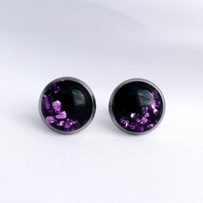 Kolczyki sztyfty okrągłe fioletowe kryształki na czarnym tle w żywicy