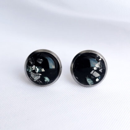 Kolczyki sztyfty okrągłe srebrne kryształki na czarnym tle w żywicy