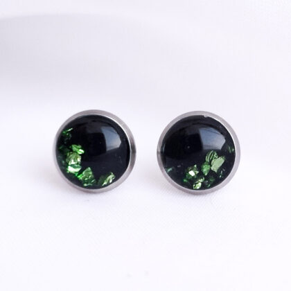 Kolczyki sztyfty okrągłe zielone kryształki na czarnym tle w żywicy