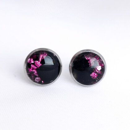 Kolczyki sztyfty okrągłe różowe kryształki na czarnym tle w żywicy