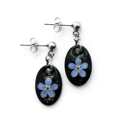 Kolczyki owalne kwiat niezapominajki na czarnym brokatowym tle w żywicy