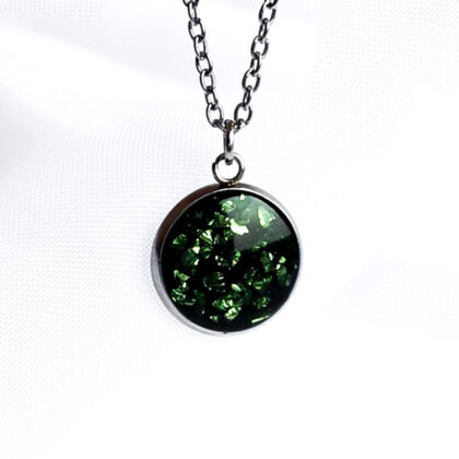 Naszyjnik okrągły zielone kryształki w żywicy