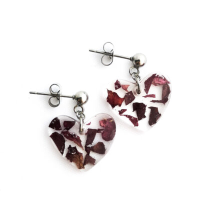 Kolczyki sztyfty serca płatki róży w żywicy