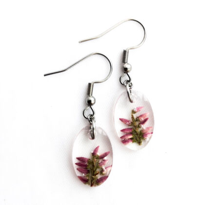 Kolczyki bigle otwarte kwiaty wrzosu w żywicy