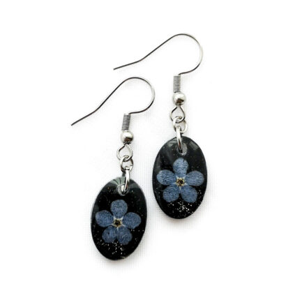 Kolczyki bigle otwarte kwiaty niezapominajki w żywicy