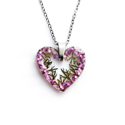 Naszyjnik serce liście krwawnika w żywicy