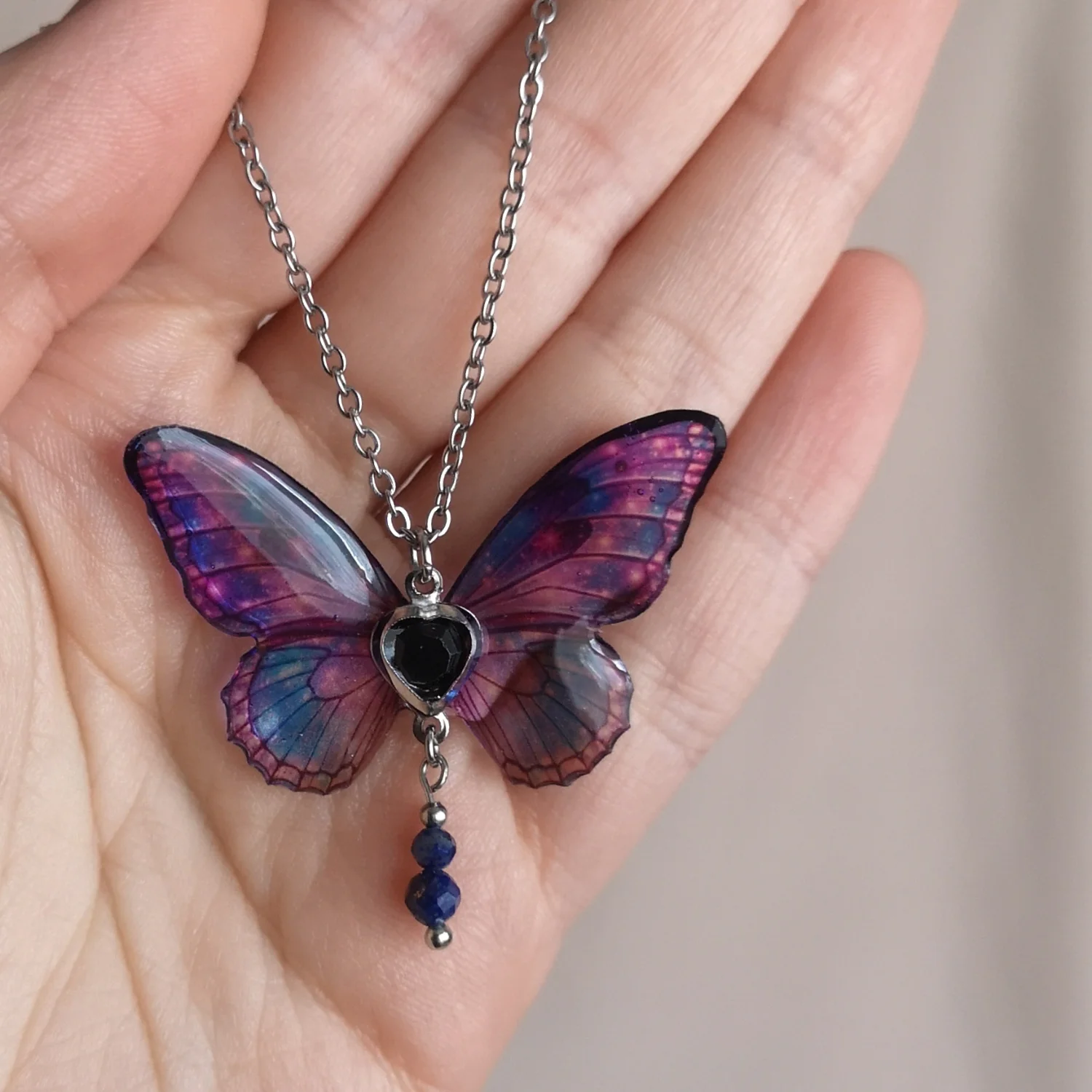 Naszyjnik motyl purple universe z lapisem lazuli i cyrkonią - obrazek 3