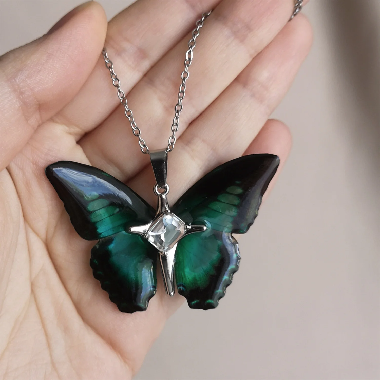 Naszyjnik motyl green flutter z kamienem ozdobnym - obrazek 3