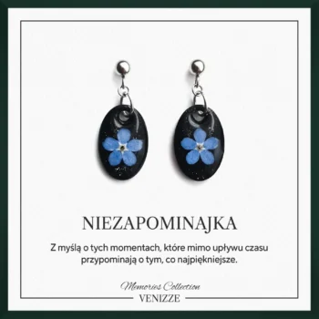 Kolczyki sztyfty z kulką kwiat niezapominajki na czarnym tle w żywicy