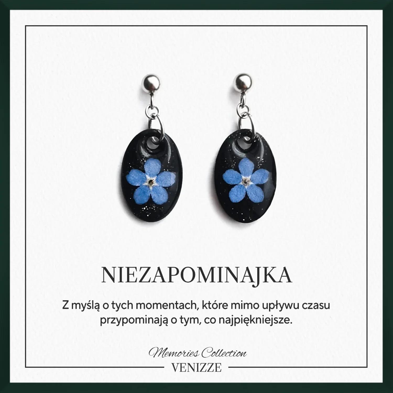 Kolczyki sztyfty z kulką kwiat niezapominajki na czarnym tle w żywicy