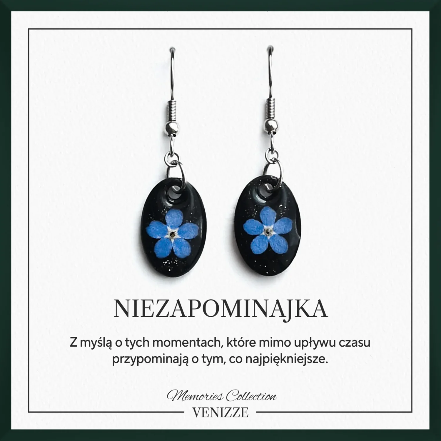 Kolczyki bigle wiszące kwiat niezapominajki na czarnym tle w żywicy