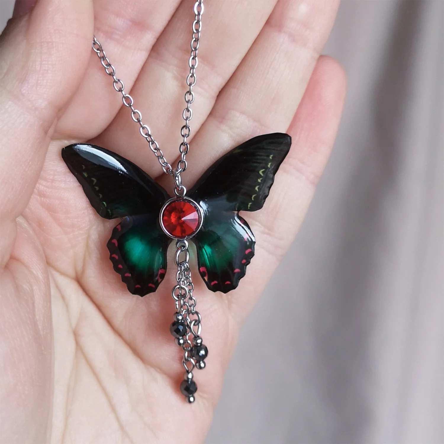 Naszyjnik motyl green shadow z hematytem i cyrkonią - obrazek 3